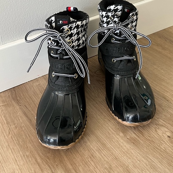 Tommy Hilfiger boots. Black/white houndstooth with glossy finish. size 8 - Picture 2 of 6